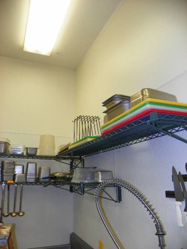 lot 25 image: CONTENTS OF SHELVES, CUTTING BOARDS, STAINLESS INSERTS AND ICE SCOOP