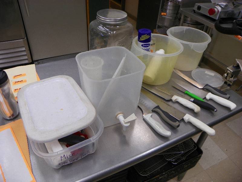 lot 31 image: KITCHEN ITEMS