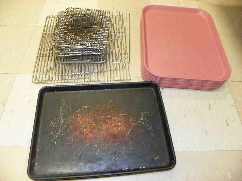lot 35 image: COOLING RACKS, PLASTIC TRAYS AND BAKING PANS