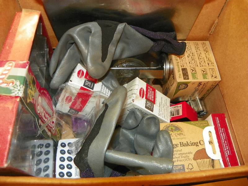 lot 40 image: KITCHEN ITEMS