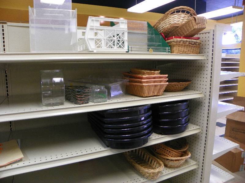 lot 74 image: VARIOUS BASKETS, JARS AND DISPLAY TRAYS
