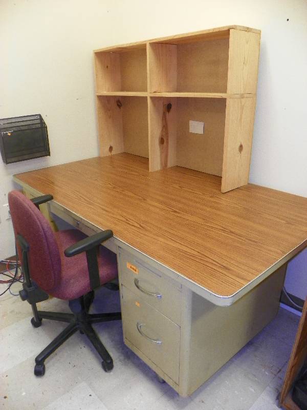 lot 86 image: OFFICE DESK AND CHAIR