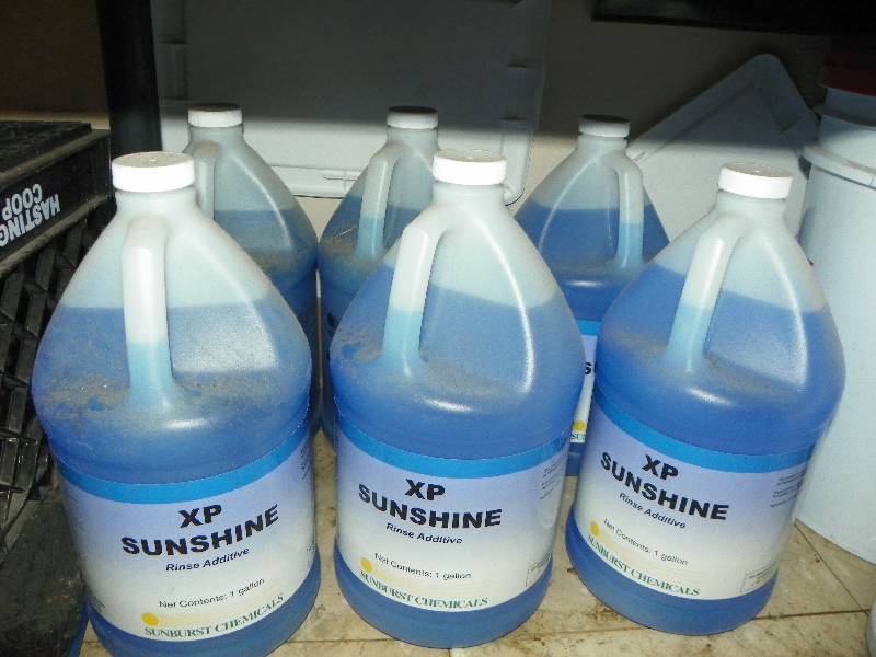 lot 107 image: 6 GALLON JUGS OF XP SUNSHINE RINSE ADDITIVE