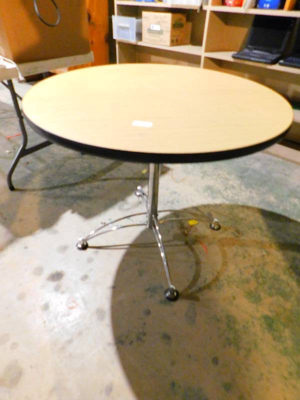 lot 162 image: ROUND TABLE 36 DIAMETER
