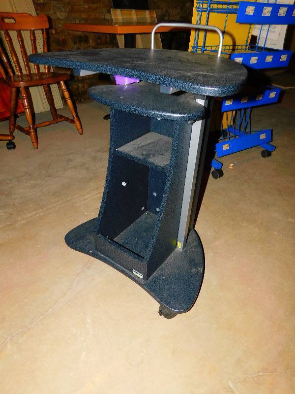 lot 187 image: COMPUTER STAND CART ON WHEELS
