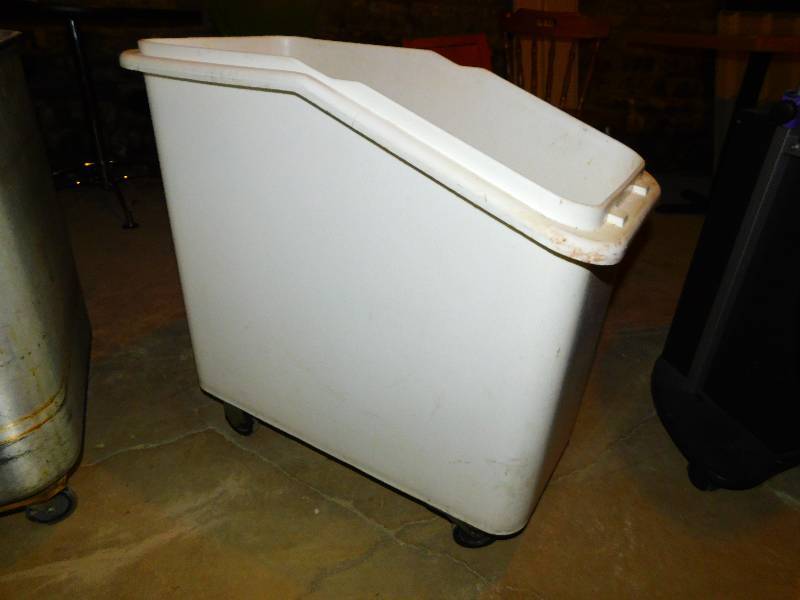 lot 189 image: BIN ON WHEELS, NO LID
