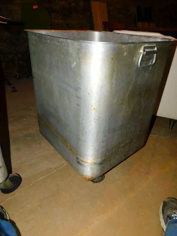 lot 190 image: SQUARE METAL BUCKET ON WHEELS