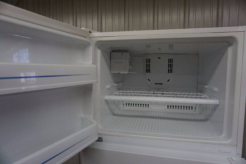 lot 2 image: GE Model GTS201CNWW 20.1 Cubic Foot Capacity Refrigerator Freezer