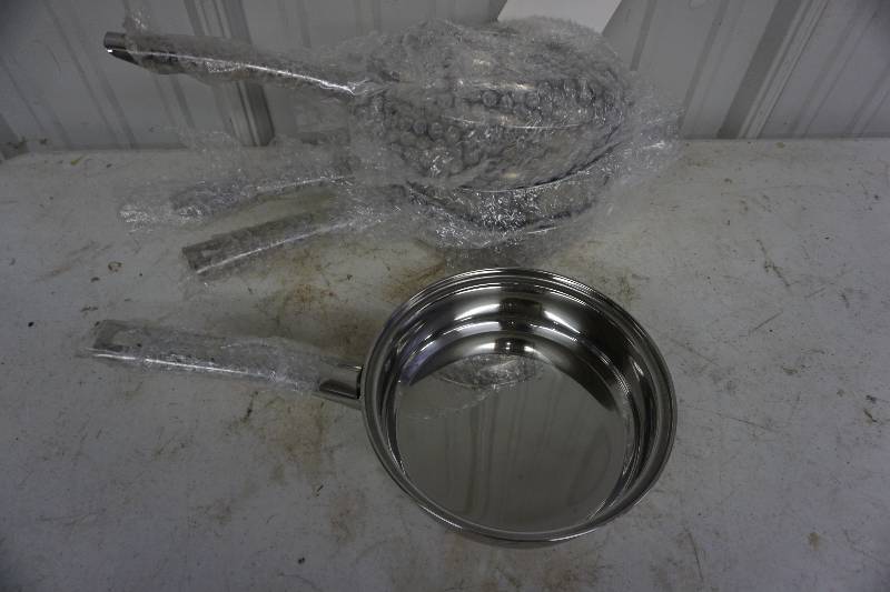 lot 15 image: 3 - Stainless Steel 9 Fry Pans