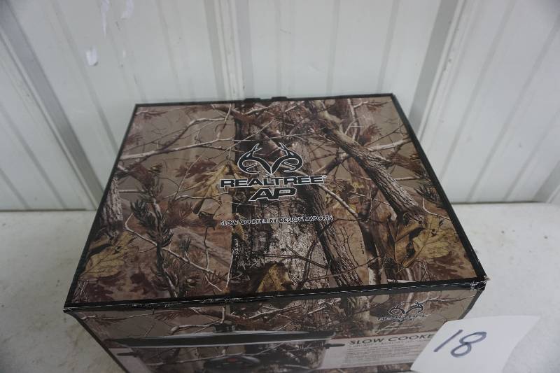 lot 18 image: Designer Imports Real Tree Logo Camo Design 5 QT Capacity Slow Cooker
