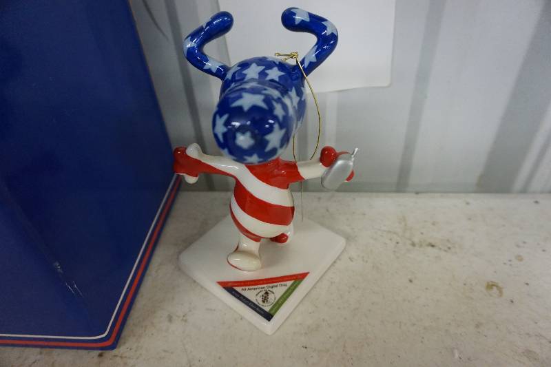lot 56 image: Peanuts on Parade Patriotic Red White and Blue Snoopy Figurine
