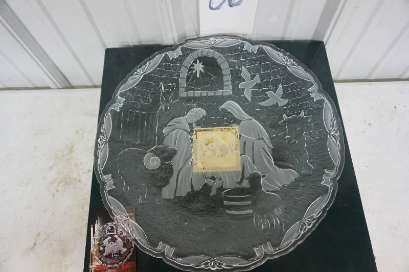 lot 86 image: Mikasa Frosted Crystal Nativity Scene With Glass Stand