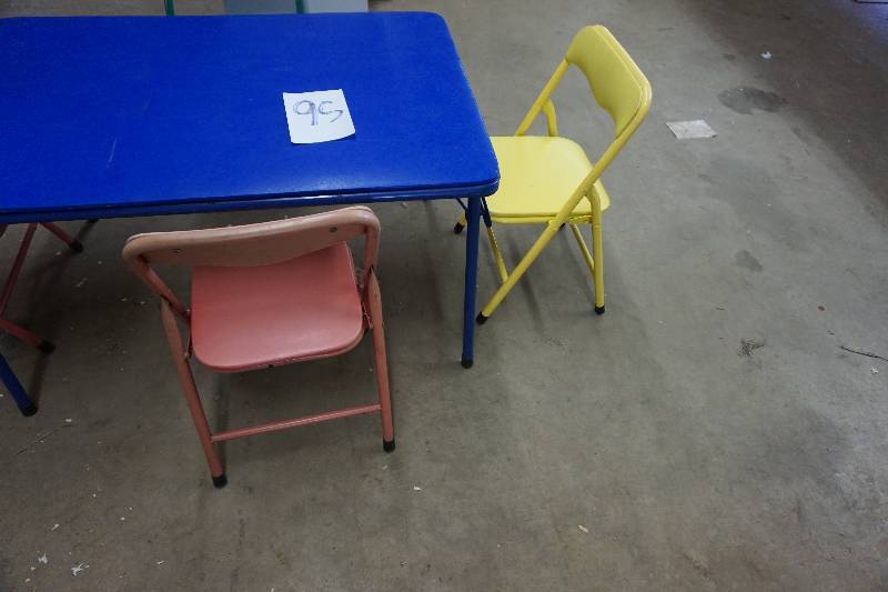 lot 95 image: Childrens Table With 4 Folding Chairs
