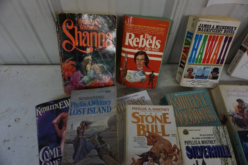lot 116 image: Large Lot of Paperback Books By Assorted Authors