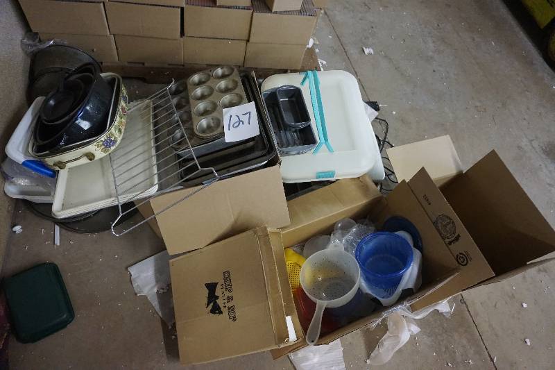 lot 126 image: Large Lot of Kitchen Accessories