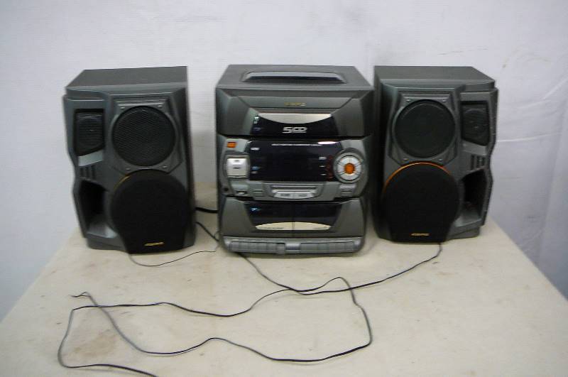 Audio Vox AMFMTapeCD Changer With Speakers