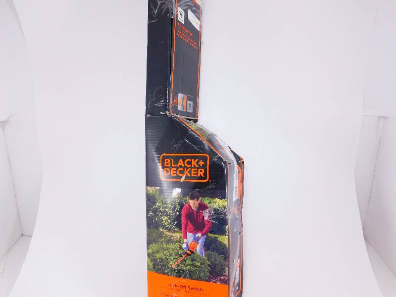 lot 11 image: BLACKDECKER 18 in. 3.5 Amp Hedge Trimmer