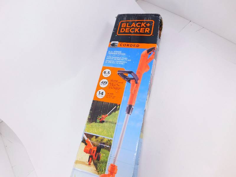 lot 13 image: Black & Decker GH900 14 String Trimmer And Edger