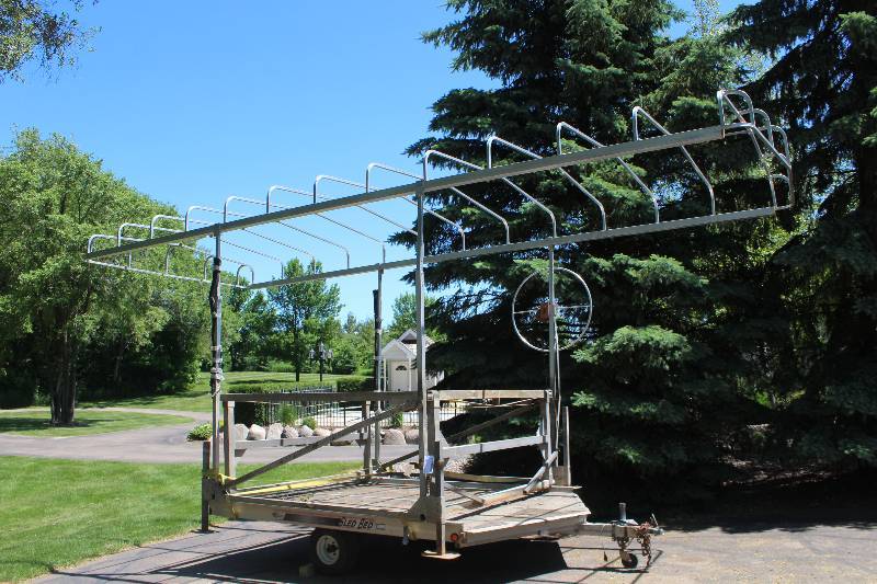 lot 5 image: Manual Boat Lift w Frame For Cover