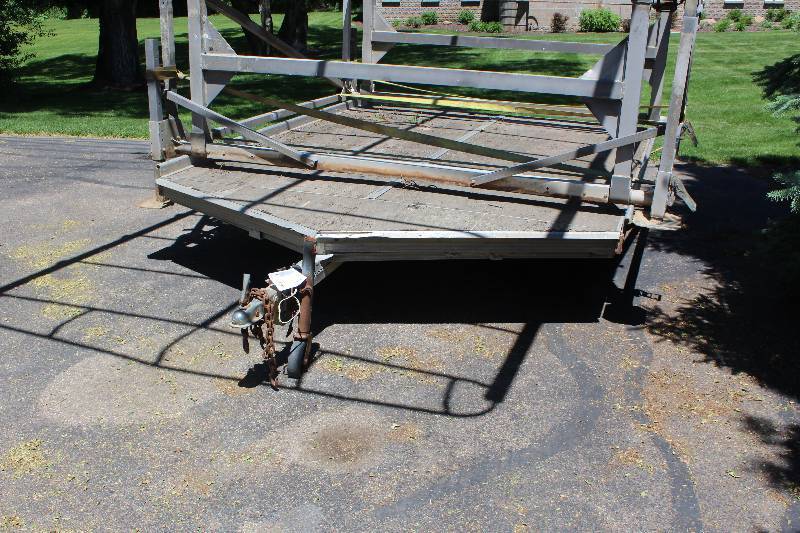 lot 4 image: 1999 Sled Bed Snowmobile Trailer