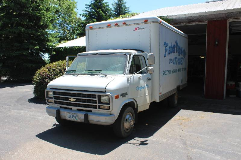 lot 1 image: 1993 Chevrolet G30 Cube Vank w Texture Sprayer Mounted