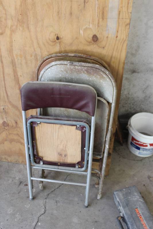 lot 33 image: Metal Folding Chairs