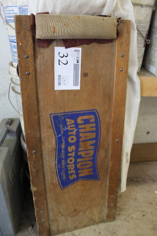 lot 32 image: Champion Auto Stores Floor Creeper