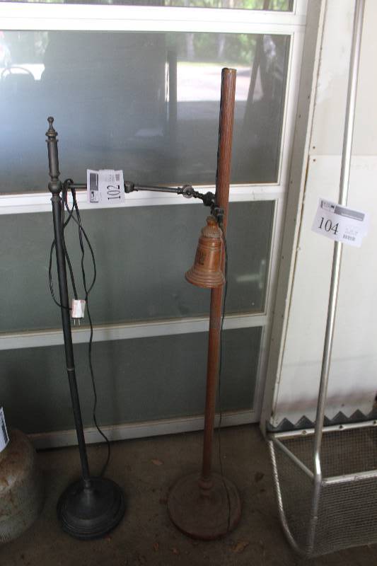 lot 102 image: Lot of (2) Floor Lamps