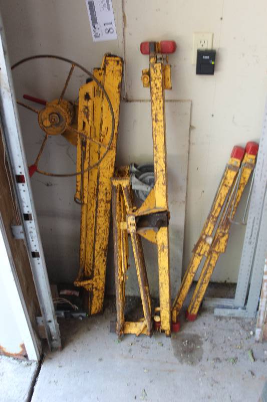 lot 81 image: Panel Lift