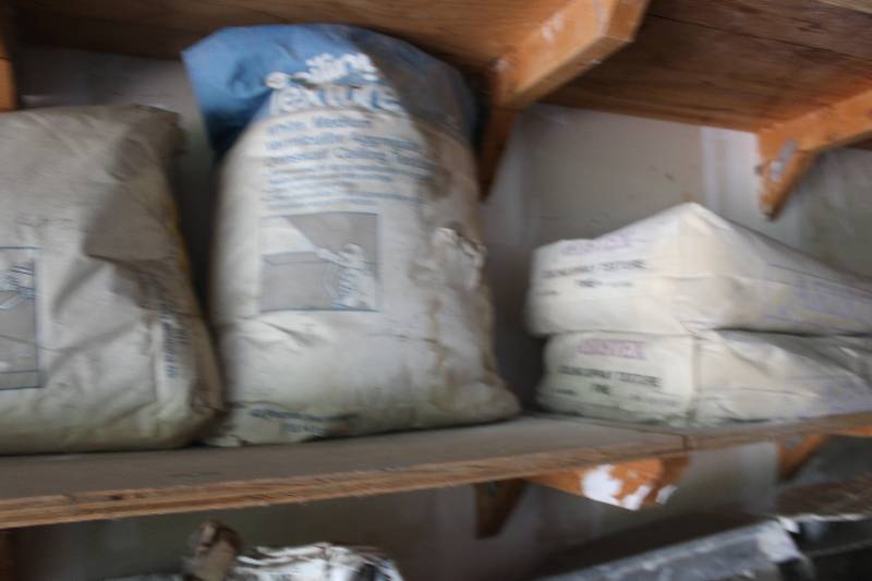 lot 94 image: Lot of (4) 40lb. Bags of Ceiling Texture White, Medium Vermiculite