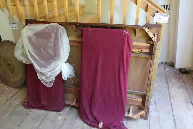 lot 181 image: Table w 2-Leafs