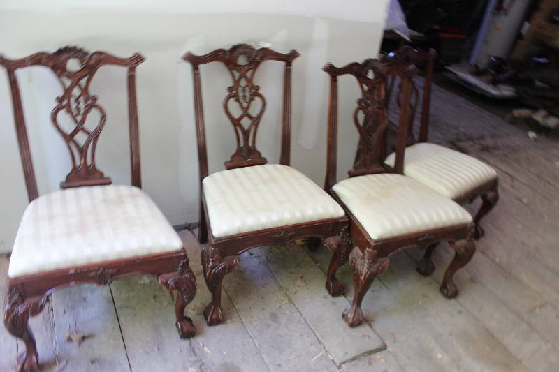 lot 182 image: Lot of (4) Wood Dining Chairs w White Cloth Seats