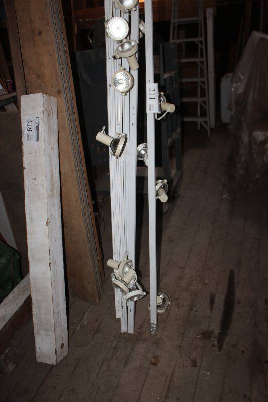 lot 211 image: Lot of (5) Track Lighting