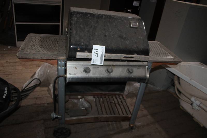 lot 197 image: Aussie Gas Grill w Thermometer