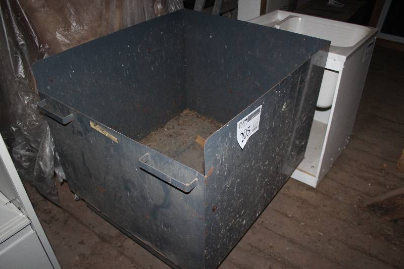 lot 205 image: 4-Wheel Utility Cart