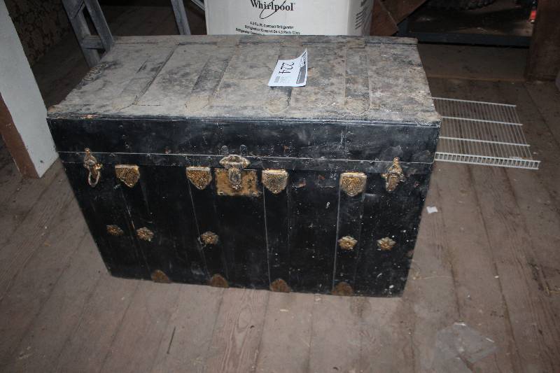 lot 224 image: Chest
