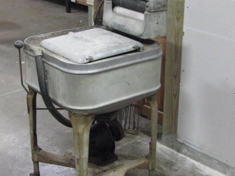 lot 1 image: Vintage Maytag Washing Machine