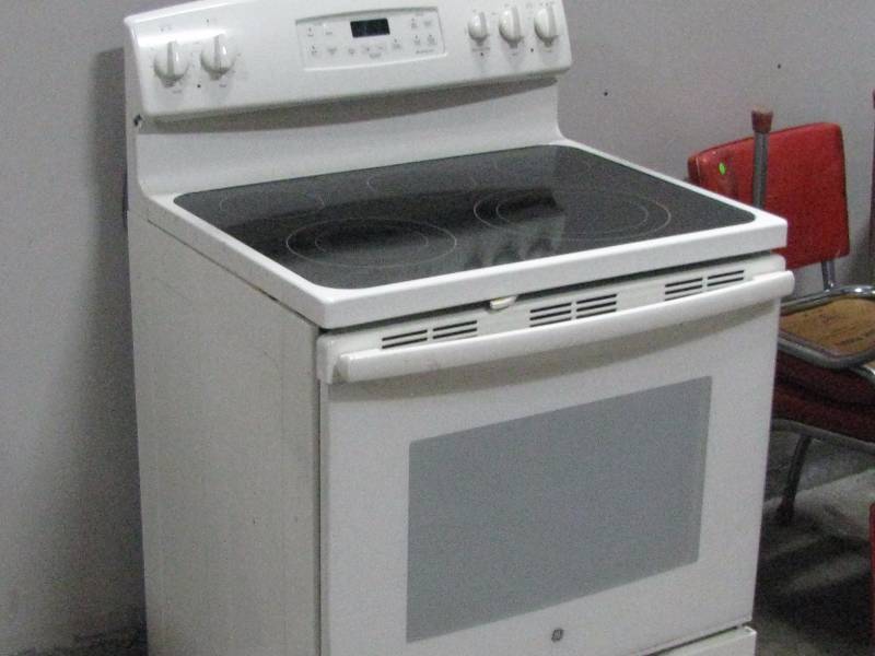 lot 2 image: GE Glass Top Electric Range
