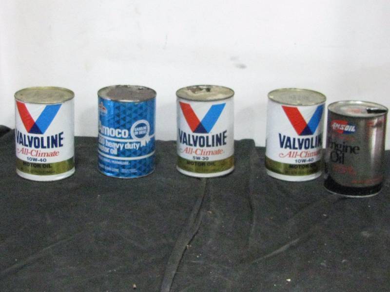 lot 17 image: Oil Cans
