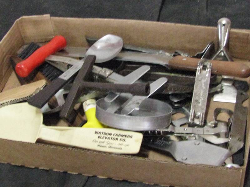 lot 31 image: Misc Kitchen Utensils