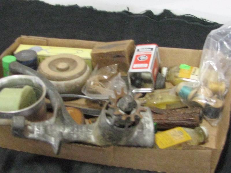 lot 46 image: Misc Kitchen