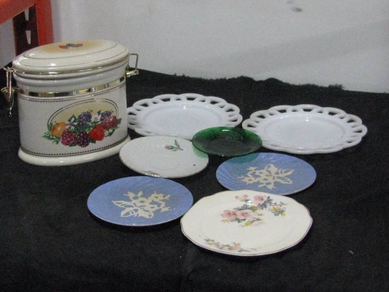lot 69 image: Misc Plates & Containers