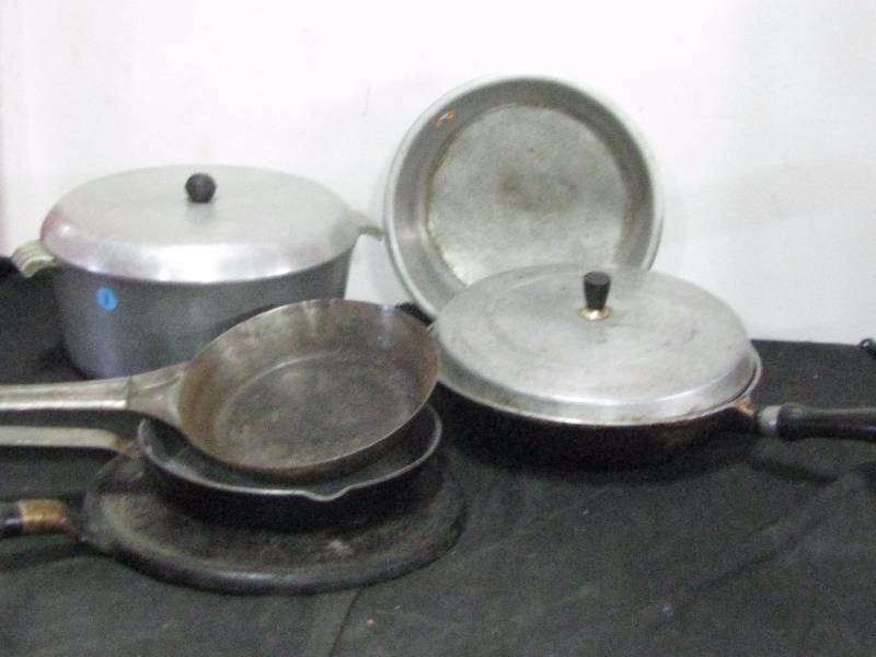 lot 72 image: Misc Cookware