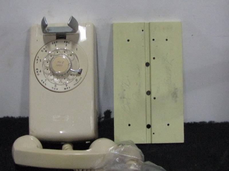 lot 78 image: Dial Telephone