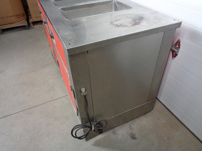 lot 19 image: 3 Well Warmer With Storage