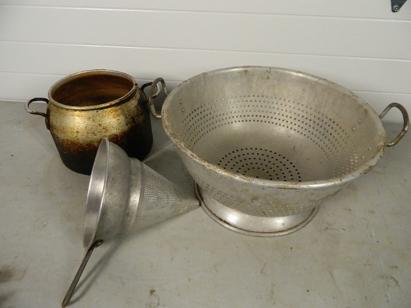 lot 146 image: Colanders  Strainers, Pot