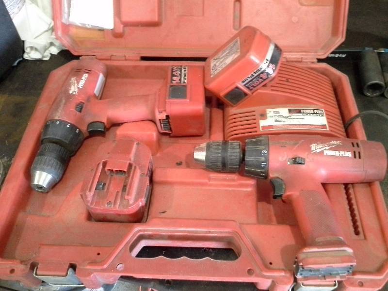 lot 49 image: Cordless Power Drills
