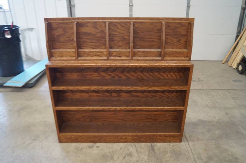 lot 4 image: Book Cabinet