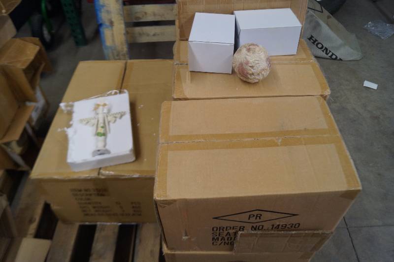 lot 11 image: Knick Knacks