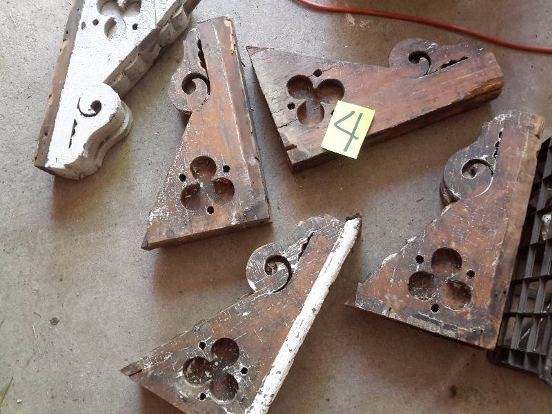 lot 4 image: Architectural Salvage Decorative Brackets
